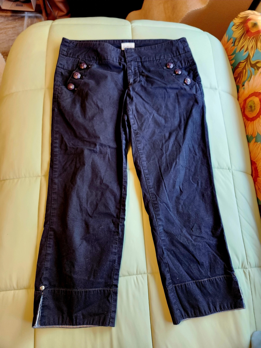 Women’s Black Crop Button-Accent Stretch Jeans